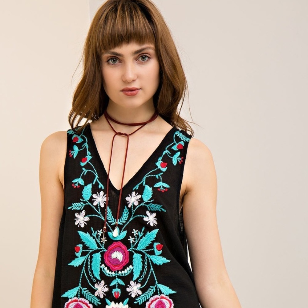 ⭐️LAST ONE⭐️ Embroidered Floral Top